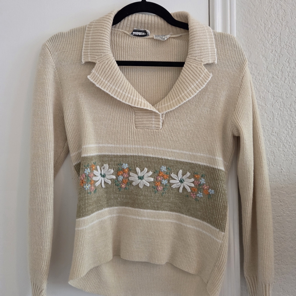 Vintage Women's Cream Sweater With Collar And Floral Embroidery